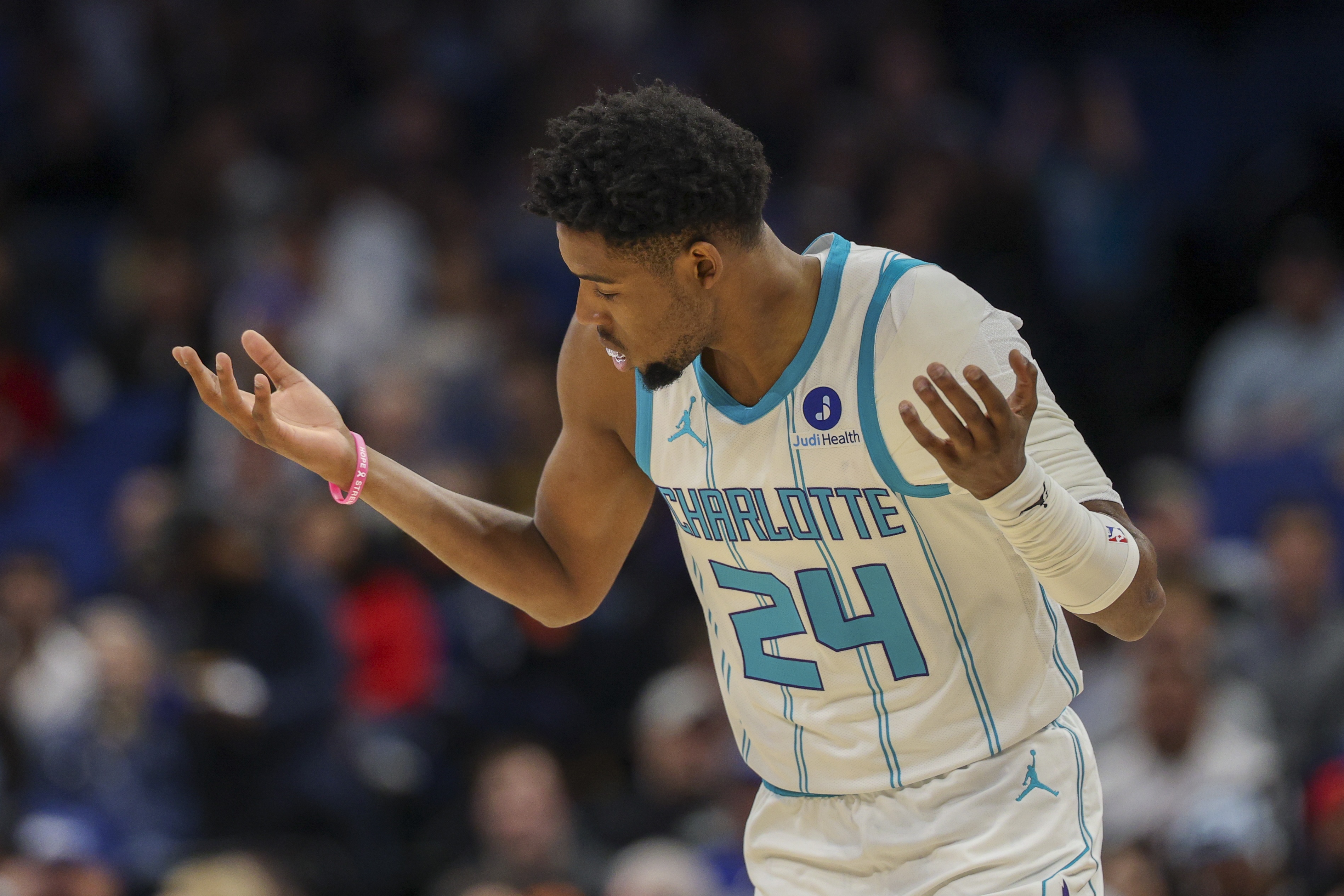 世界杯高清直播-布兰登·米勒单赛季连续44场投进三分 超“大胡子”成黄蜂队史第1